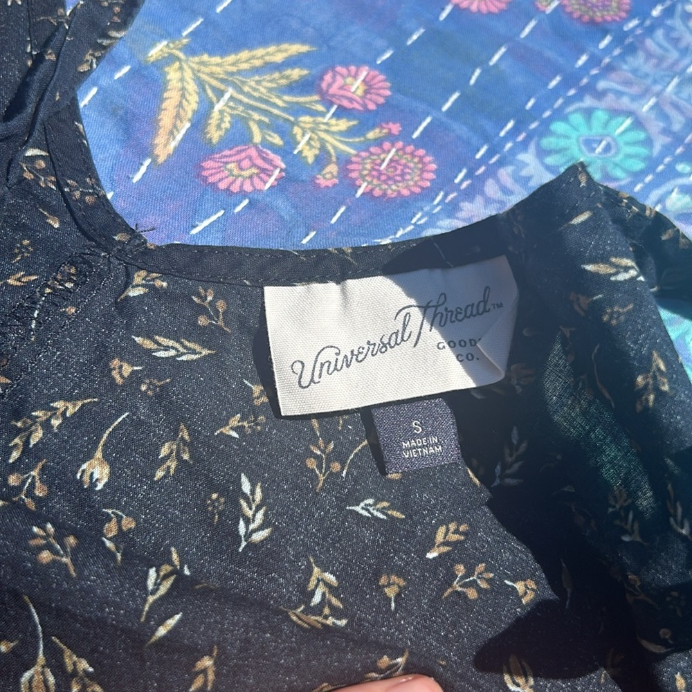 Universal threads tank - Picture 2 of 3